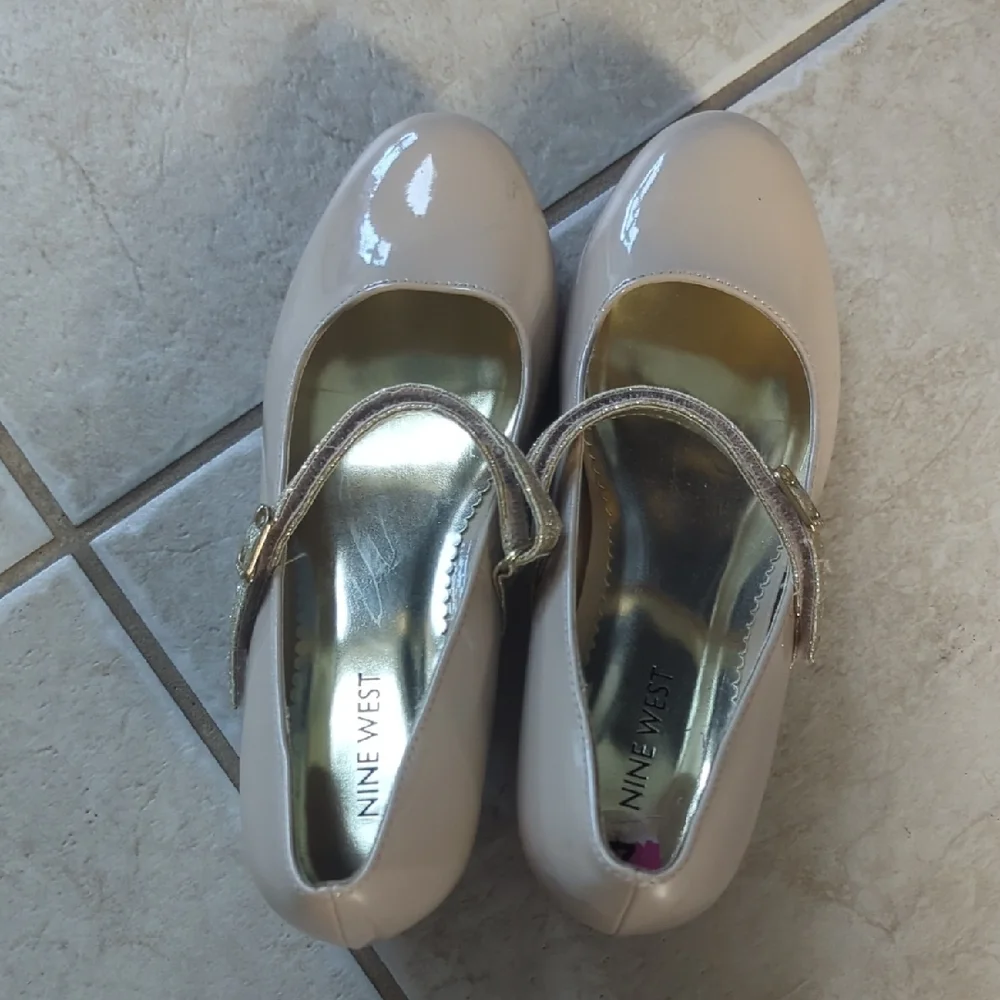 Nine West Cream and Gold Mary Jane Dress Shoes Girls Size 4